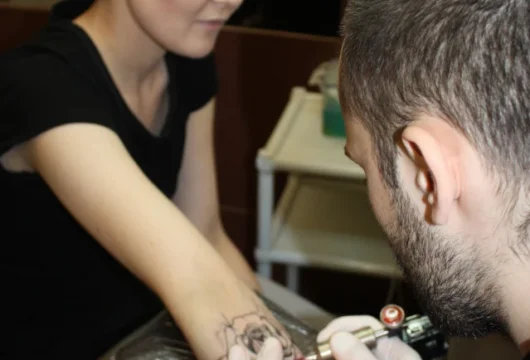 студия пирсинга и татуировки prizm tattoo studio фото 6 - tattooo.ru